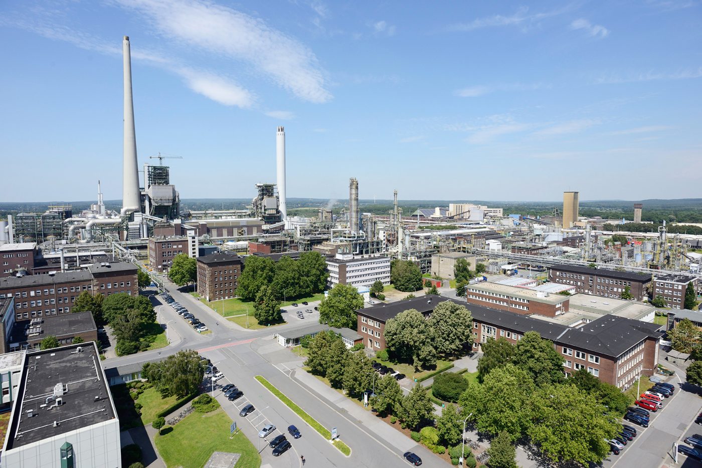 Der Chemiepark in Marl, Deutschland, ist der größte Standort von Evonik. Auch 17 andere Unternehmen haben hier ihren Sitz.  Der Chemiepark Marl ist einer der größten Chemiestandorte in Deutschland und ist hervorragend an das europäische Straßen-, Schienen- und Wasserstraßennetz angebunden. Das Gelände erstreckt sich über eine Fläche von mehr als sechs Quadratkilometer und bietet rund 10.000 Arbeitsplätze.
-------
The chemical park in Marl, Germany, is Evonik's largest site. It is also home to 17 other companies.  The Marl Chemical Park is one of the largest chemical sites in Germany and has excellent connections to the European road, rail and waterway networks. The site covers an area of more than six square kilometers and provides around 10,000 jobs.