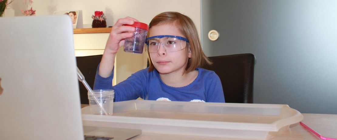 Auch die 10jährige Elina hat über das Experimentieren vor dem Rechner spannende Einblicke in die Welt der Kohlenstoffdioxide gewonnen. Quelle: two4science